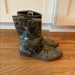 Frye Veronica Distressed Leather Boot, size 8